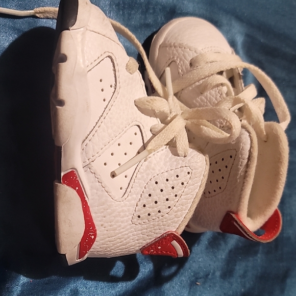 Jordan Kids White and Red Sneakers - Picture 1 of 4
